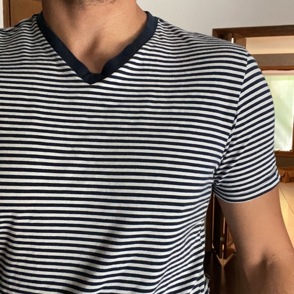 Men’s Express V neck in Medium - Picture 10 of 10